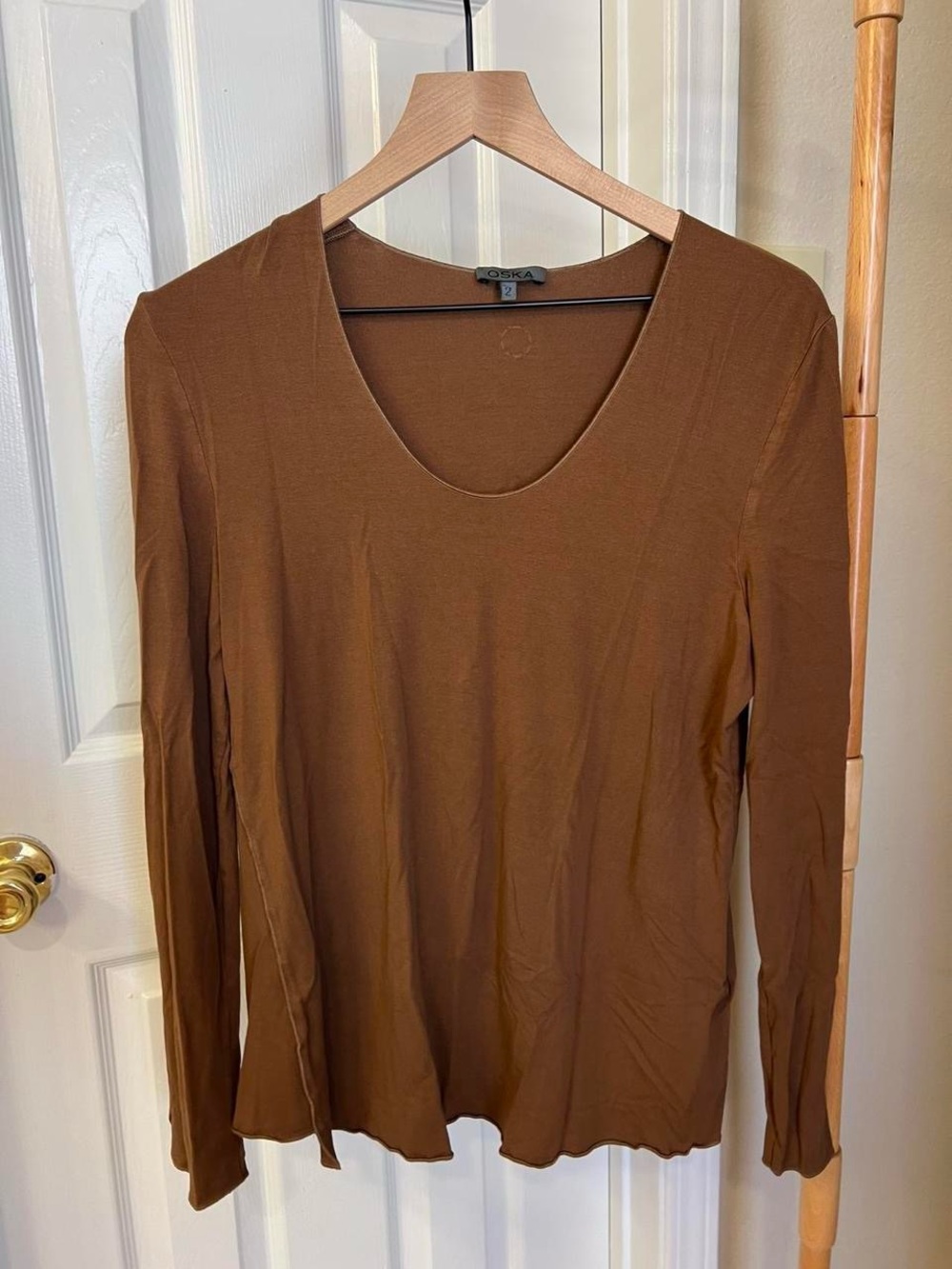 Women’s Stretch Scoop Neck Long Sleeve Top in Brown